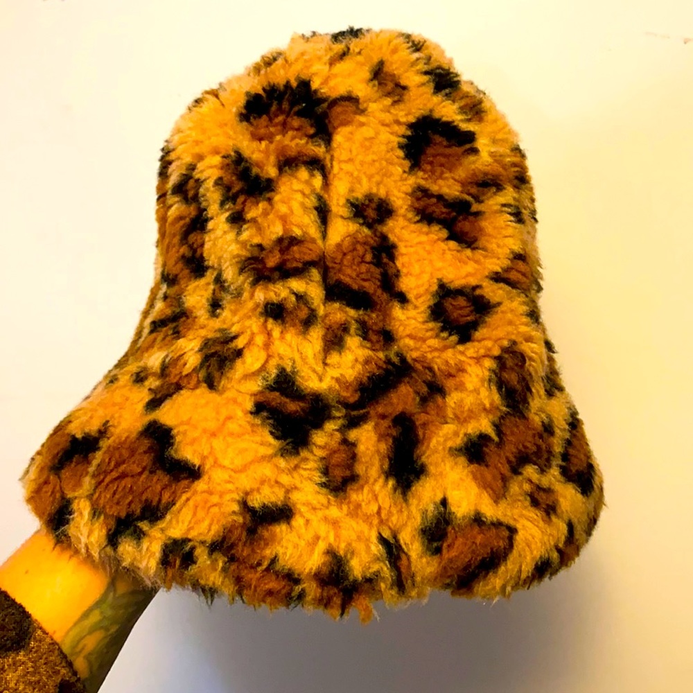 Leopard fuzzy bucket hat